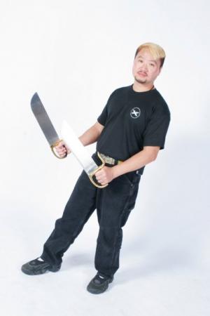 Sifu Alson Yuen with Bot jam do swords
